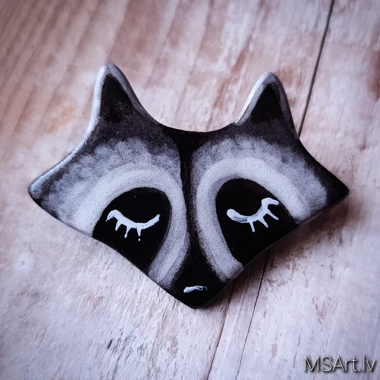 Porcelāna broša "Snaudošais Jenots"