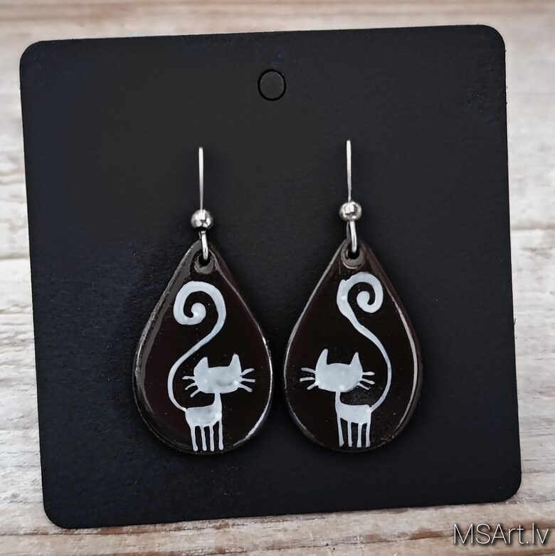 Tumši lāses formas porcelāna auskari ar baltu kaķi