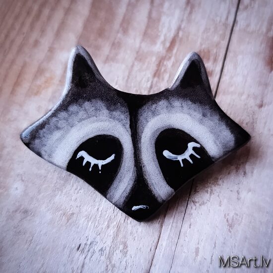 Porcelāna broša "Snaudošais Jenots"