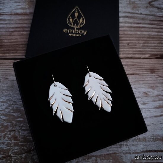 Porcelāna lapiņu auskari ar zelta akcentu