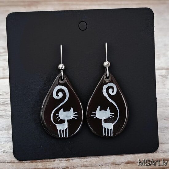 Tumši lāses formas porcelāna auskari ar baltu kaķi