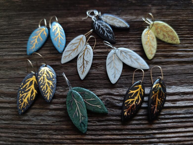 Lai radītu aptuveni 40 pārus porcelāna auskaru, nepieciešams veltīt vismaz mēnesi, reizēm pat vairāk. Viss sākas ar sausu porcelāna masu, kuru rūpīgi samitrina, mīca un veido, līdz iegūst viendabīgu materiālu.  Tālāk seko radošākais posms – no masas tiek izveidoti topošo rotu fragmenti. Tieši šajā brīdī vislabāk var sajust porcelāna patieso dabu: te tas ir lipīgs un "nepaklausīgs", te drūpošs un "dumpīgs".  Kad smalkie rotu fragmenti ir veiksmīgi izveidoti, ar lielu rūpību tiem tiek piešķirtas topošās rotas aprises, un pēc tam tie tiek dedzināti krāsnī 1000°C temperatūrā.  Pēc pirmās apdedzināšanas porcelāns kļūst cietāks un nedaudz izturīgāks. Katrs rotu gabaliņš tiek slīpēts, pulēts, urbts, gravēts un apstrādāts pēc nepieciešamības. Tad tiek atlasīti "izdzīvojušie" fragmenti, kas tiek pārklāti ar porcelāna glazūru un vairākas stundas karsēti krāsnī līdz pat 1280°C.  Kad pagājušas aptuveni 24 stundas un krāsns atdzisusi, seko pārsteiguma moments – porcelāns ir ieguvis savas patiesās formas un krāsas. Protams, atkal ir atbirums, jo ne visiem gabaliņiem ir lemts kļūt par izcilām un unikālām rotām.  Tālāk Ēriks stafeti nodod Majai, un turpinās radošais process, kurā katrs auskars tiek dekorēts un padarīts unikāls, izmantojot dažādas krāsas un tehnikas. Lai dekorācija būtu noturīga un ilgspējīga, rotas tiek atkal ievietotas krāsnī un dedzinātas vairāk nekā 800°C temperatūrā.  Protams, ar to viss nebeidzas! Uz atsevišķām rotām tiek uzklāta 24k zelta un platīna lustra, un rotas ceturto reizi nonāk krāsnī, kur tiek dedzinātas 800°C temperatūrā.  Un finālā – tikai tie smalkie porcelāna gabaliņi, kuriem izdevies izturēt visus apstrādes un vulkāniskā karstuma posmus, kā balvu saņem sudraba vai pildītā zelta furnitūru.